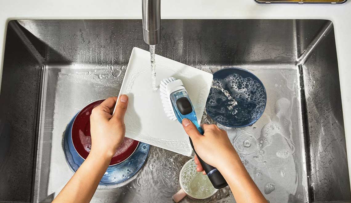 Afwasborstel met zeepdispenser