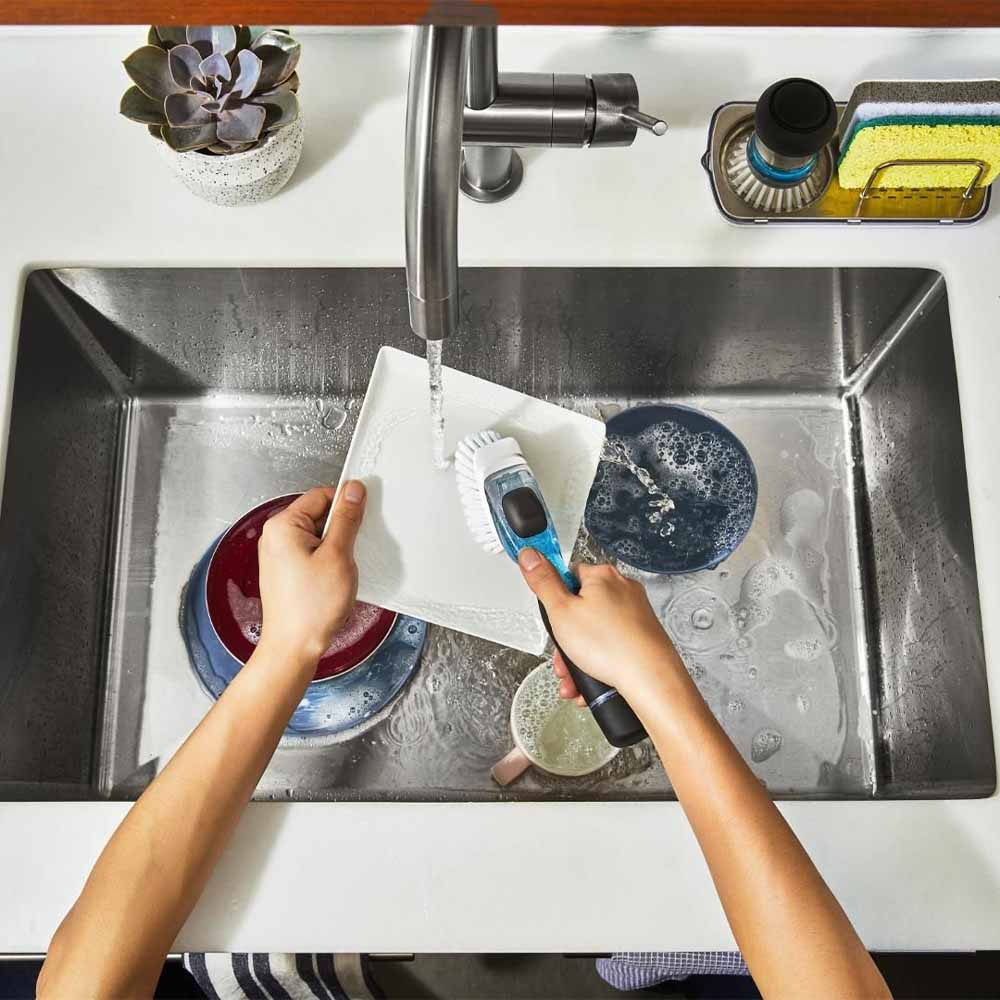 Handig afwassen met de OXO Hervulbare Afwasborstel