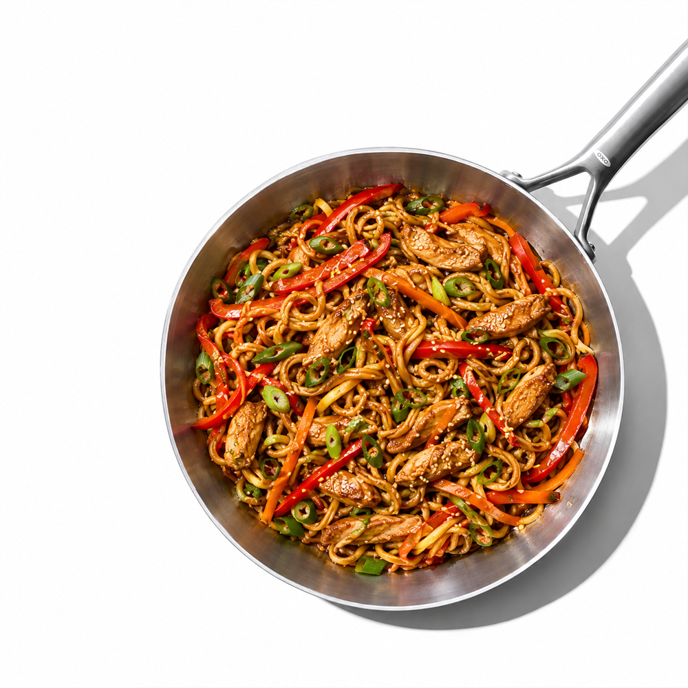 Noodles met groente en kip eenpansgerecht